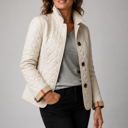 Cremefarbene Steppjacke mit karierten Manschetten, Hand in der Jeanstasche, getragen über grauem Shirt und schwarzer Hose 6