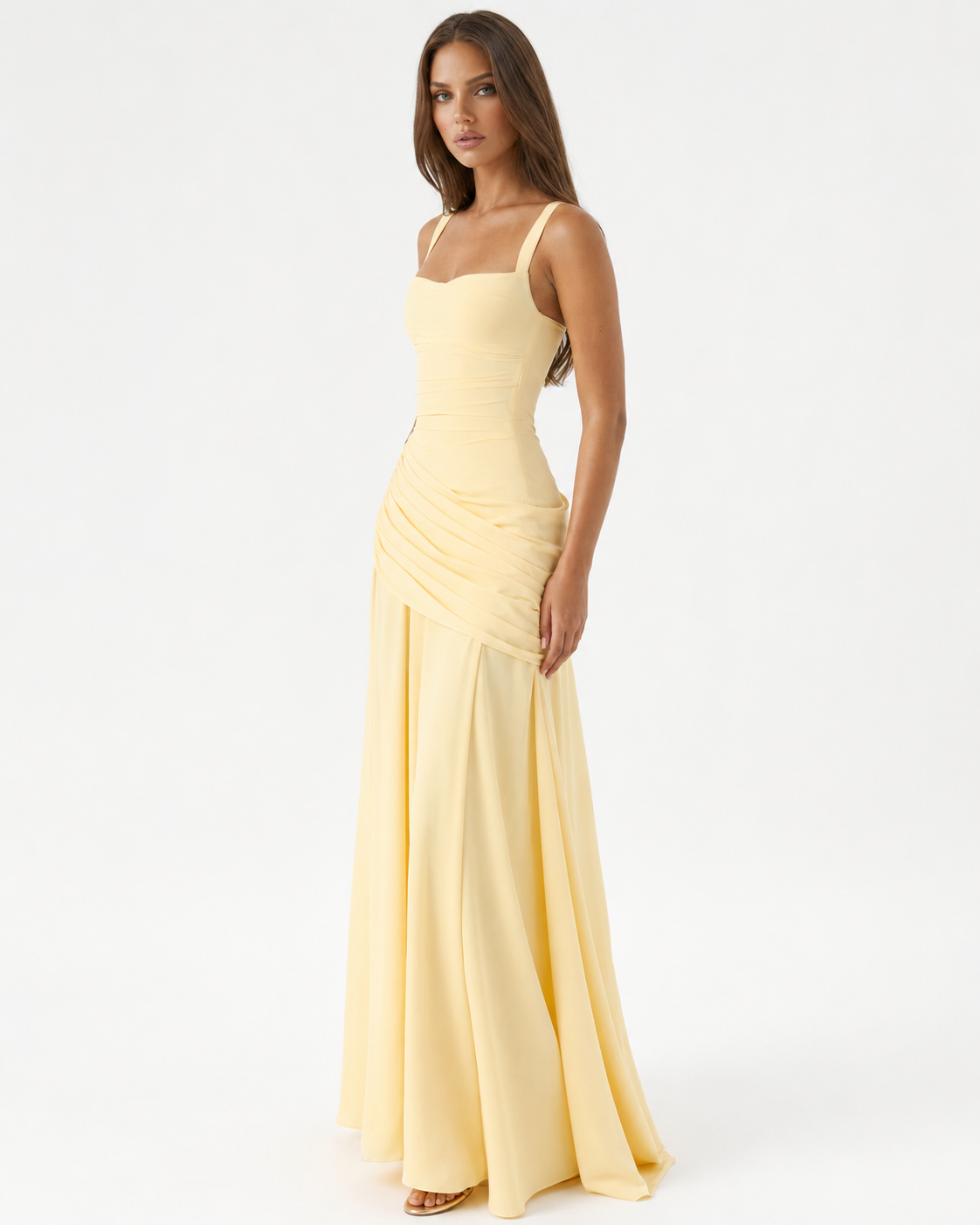 Hellgelbes Maxikleid in seitlicher Dreiviertelansicht am Model, die Raffung an der Hüfte und der fließende Rock sind gut zu erkennen. 2