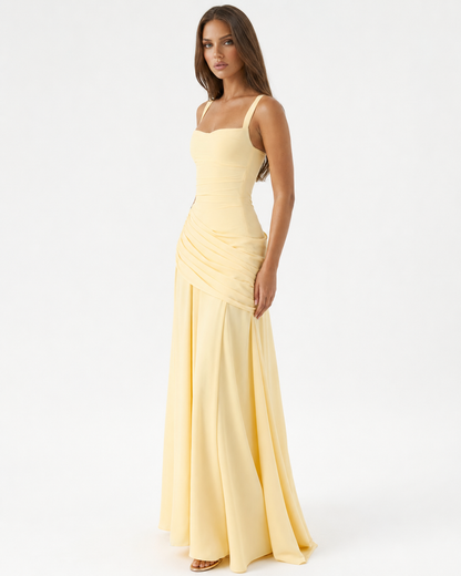 Hellgelbes Maxikleid in seitlicher Dreiviertelansicht am Model, die Raffung an der Hüfte und der fließende Rock sind gut zu erkennen. 2
