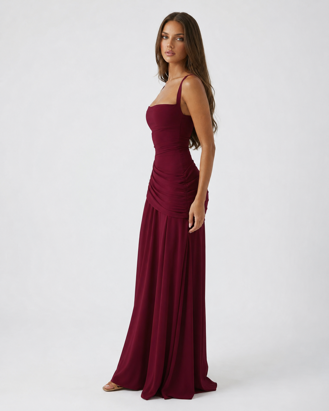 Weinrotes Maxikleid in seitlicher Ansicht am Model mit dünnen Trägern, gerafftem Hüftteil und fließendem Rock. 17