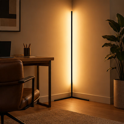 Schwarze Eck-Stehlampe als Ambientelicht im Arbeitszimmer, neben Schreibtisch mit Laptop, Ledersessel und großer Pflanze. 3