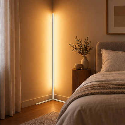 Weiße Eck-Stehlampe im Schlafzimmer zwischen Vorhang und Bett, warmes Licht über dem Holz-Nachttisch mit Vase. 4