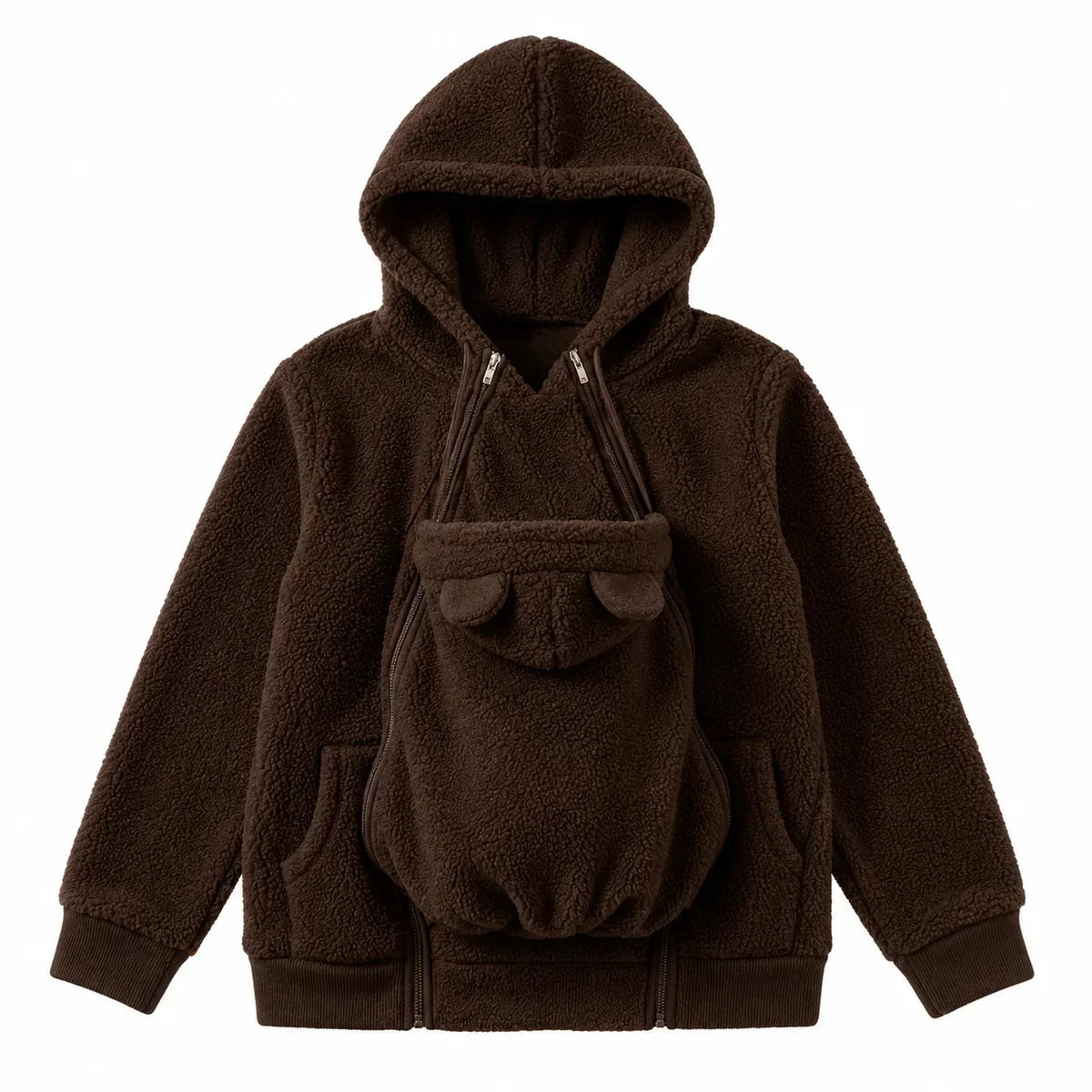 Dunkelbrauner Sherpa-Hoodie als Flat Lay mit eingesetztem Babytrageeinsatz, Bärenöhrchen, Doppelreißverschlüssen und Seitentaschen. 14