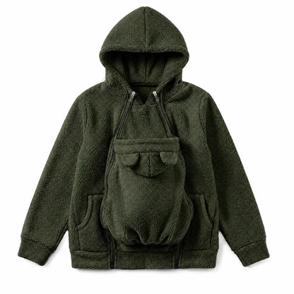Olivgrüner Sherpa-Hoodie als Flat Lay mit eingesetztem Babytrageeinsatz, Bärenöhrchen, Doppelreißverschlüssen und Seitentaschen. 15