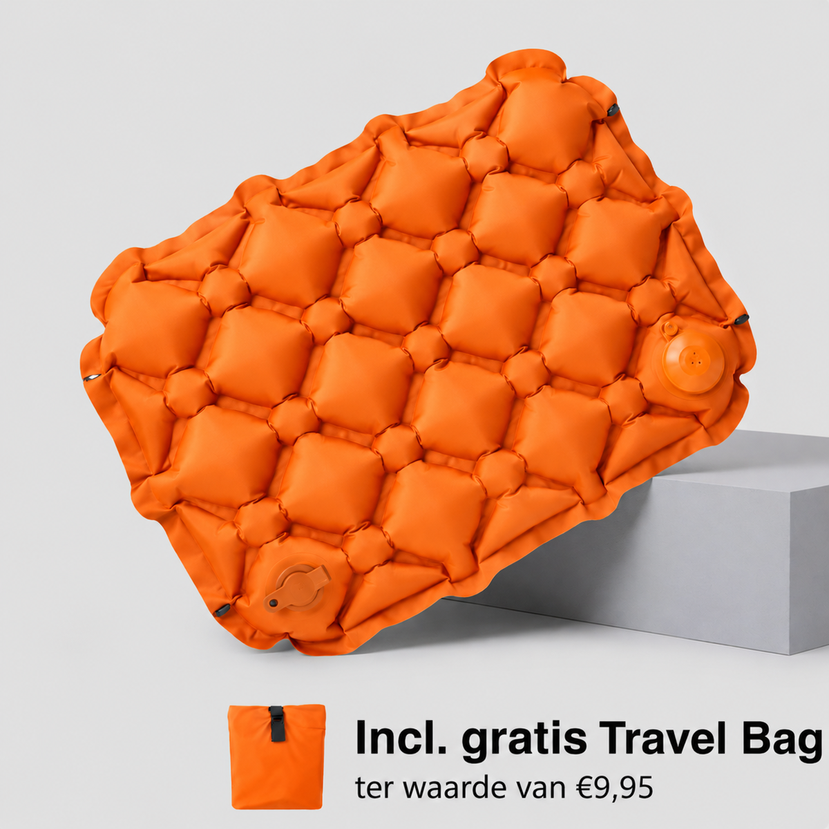 Aufgeblasenes Sitzkissen in leuchtendem Orange mit Wabenmuster, Ventil und Luftpumpe sichtbar, davor der orangefarbene Packbeutel. 14