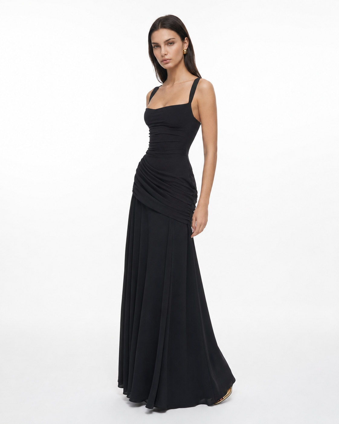 Schwarzes Maxikleid in seitlicher Dreiviertelansicht am Model, die gerafften Hüftdetails und der fließende Chiffonrock sind erkennbar. 14