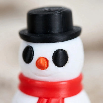 Nahaufnahme einer Schneemann-Figur mit schwarzem Zylinder, schwarzen Augen, orangeroter Nase und rotem Schal 3