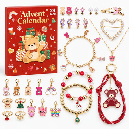 Roter Adventskalender mit Teddymotiv, daneben der gesamte Schmuckinhalt: Charms, Ringe, Ohrstecker, Haarspange, Kette und 2