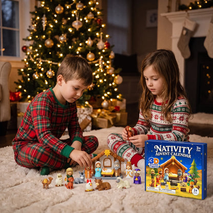 Zwei Kinder in Weihnachtspyjamas spielen vor dem Christbaum mit Krippenfiguren, daneben steht die blaue Verpackung 1