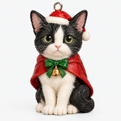 Nahaufnahme einer Katzenfigur mit schwarz-weißem Fell, roter Weihnachtsmütze, rotem Umhang und grüner Schleife mit goldenem Glöckchen, oben mit Aufhängeöse. 3