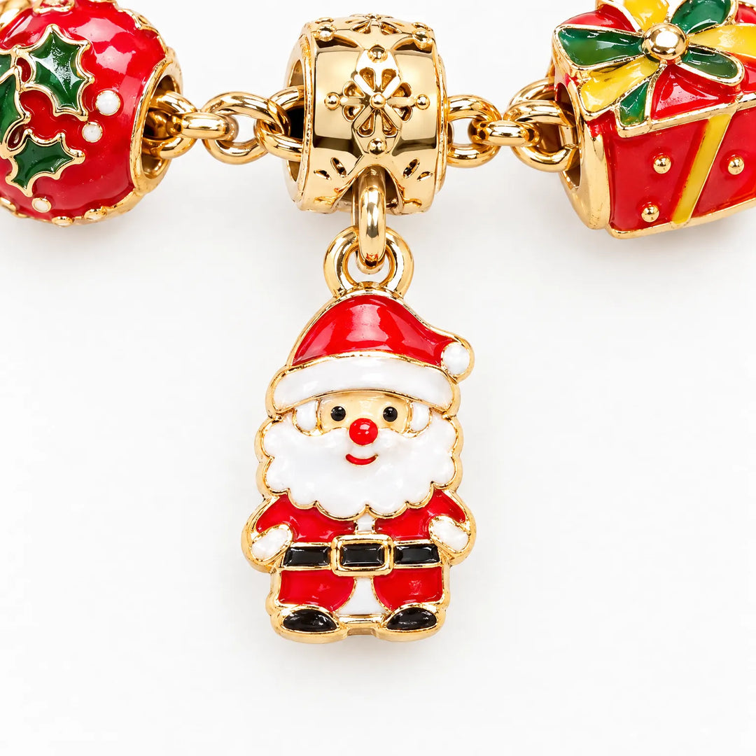 Nahaufnahme eines goldfarbenen Weihnachtsmann-Anhängers aus Emaille, daneben ein roter Stechpalmen-Charm und ein rotes Geschenk-Charm am Armband. 3
