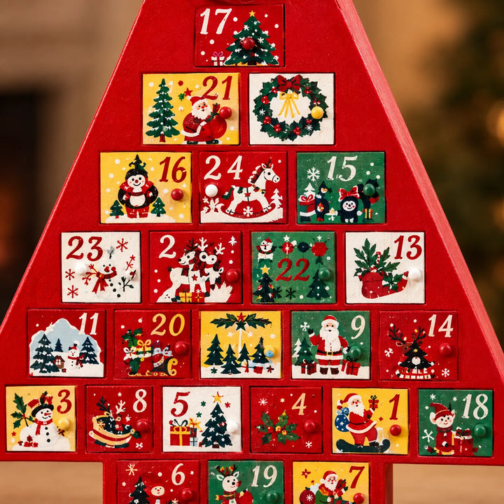 Nahaufnahme der Fächer des Adventskalenders: handbemalte Weihnachtsmotive wie Weihnachtsmann, Schneemann und Schaukelpferd, jedes Fach mit kleinem runden Knopf 3
