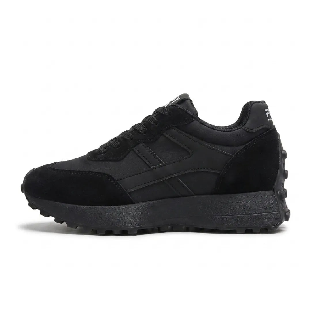Komplett schwarzer Sneaker mit Wildleder-Kappen in der Seitenansicht, dicke Plateausohle 6