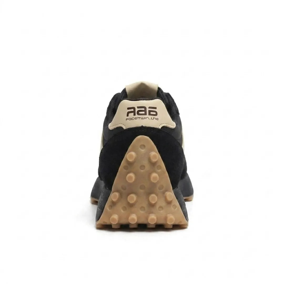 Schwarz-beiger Sneaker von hinten mit beiger Fersenlasche und karamellfarbener Noppensohle 20