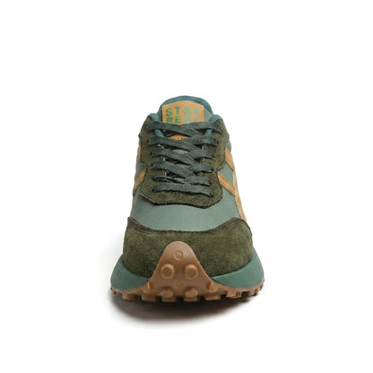 Grüner Sneaker von vorn: Schnürung, olivgrüne Wildleder-Kappe und Noppensohle 14