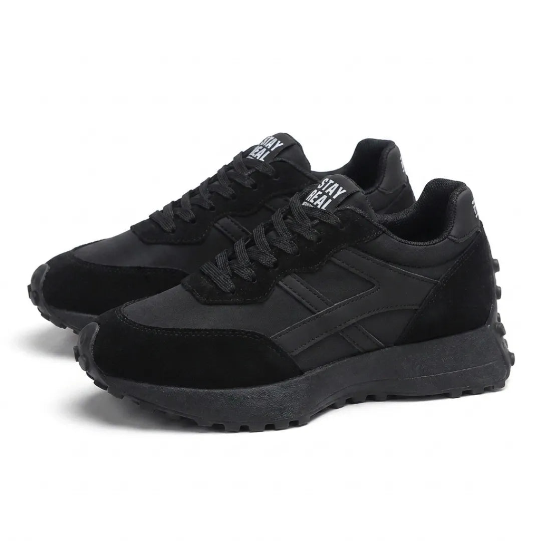 Schwarzes Sneaker-Paar in Schrägansicht mit Schnürung, Wildleder-Kappen und Profilsohle 8
