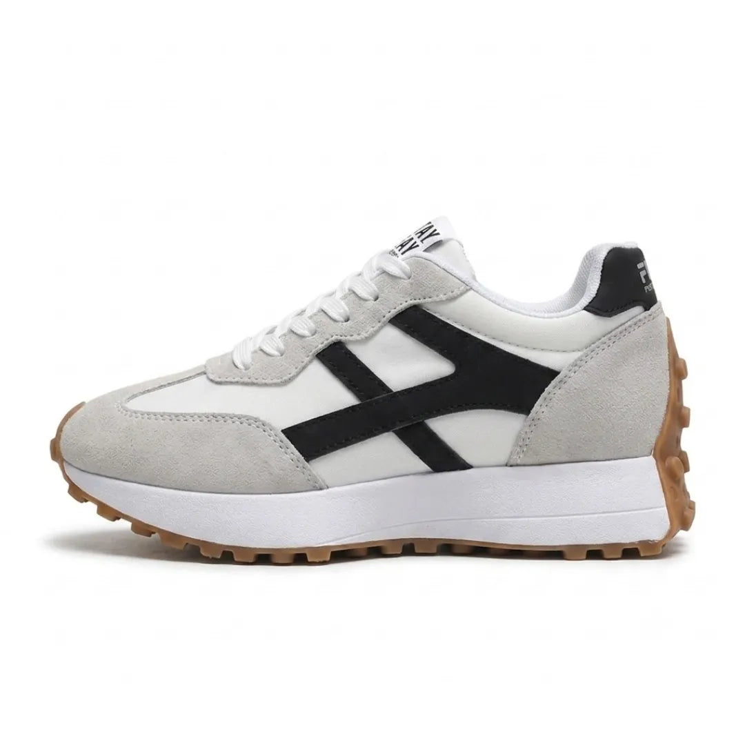 Seitenansicht des Sneakers in Weiß und Hellgrau mit schwarzem Streifen, Plateausohle und profilierter Gummisohle 21