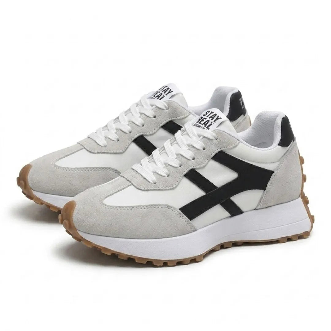 Paar Sneaker schräg von vorn mit weißen Schnürsenkeln, Veloursleder-Applikationen und Plateausohle vor weißem Hintergrund 23