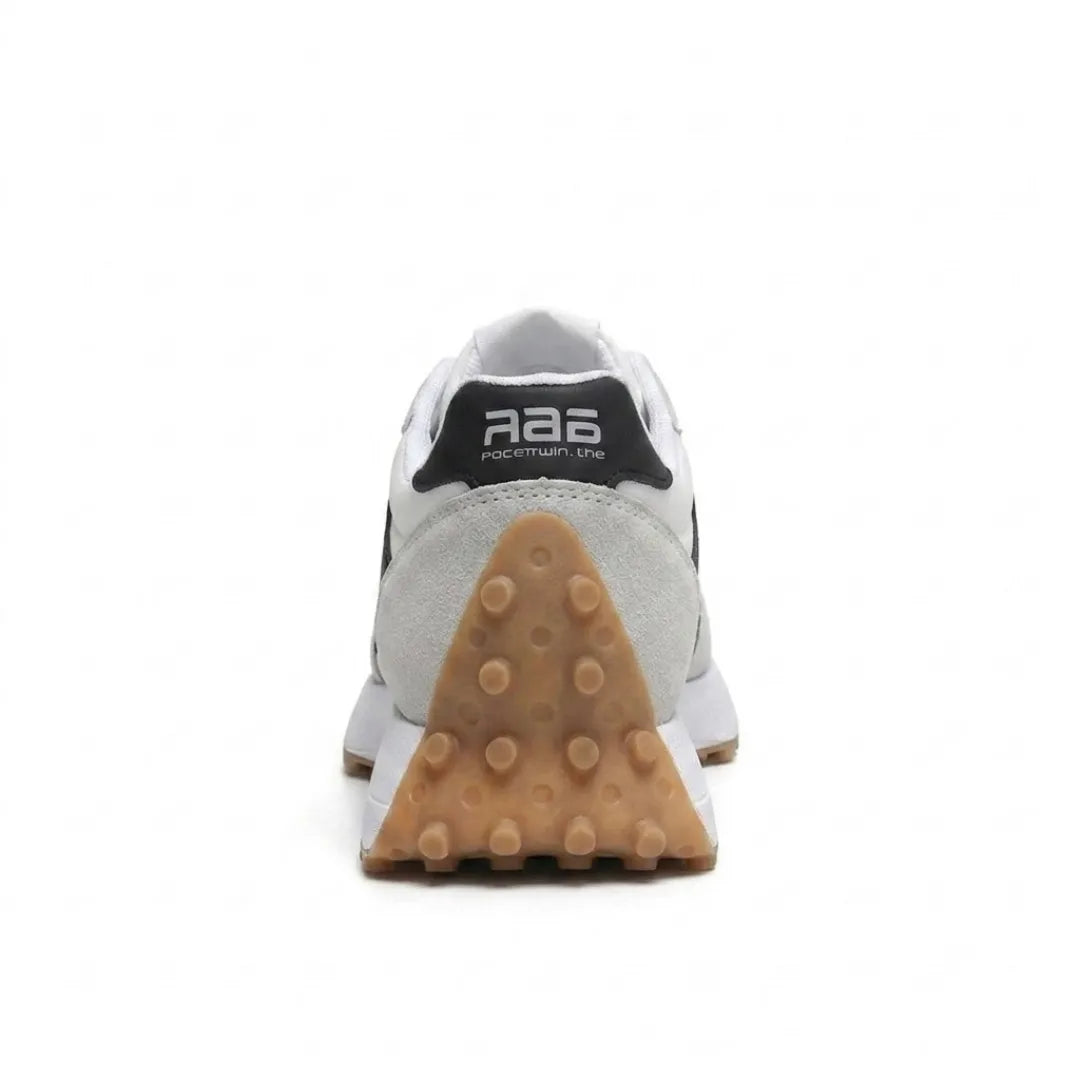 Rückansicht des Sneakers mit schwarzer Fersenkappe und dreieckiger, genoppter Gummisohle an der Ferse 25