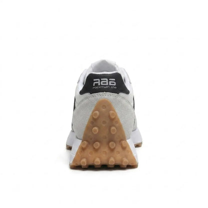 Rückansicht des Sneakers mit schwarzer Fersenkappe und dreieckiger, genoppter Gummisohle an der Ferse 25