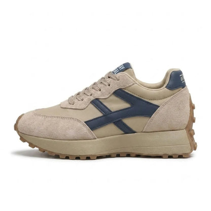 Beiger Sneaker mit blauen Seitenstreifen und Wildleder-Kappen in der Seitenansicht, Profilsohle in Karamell 1