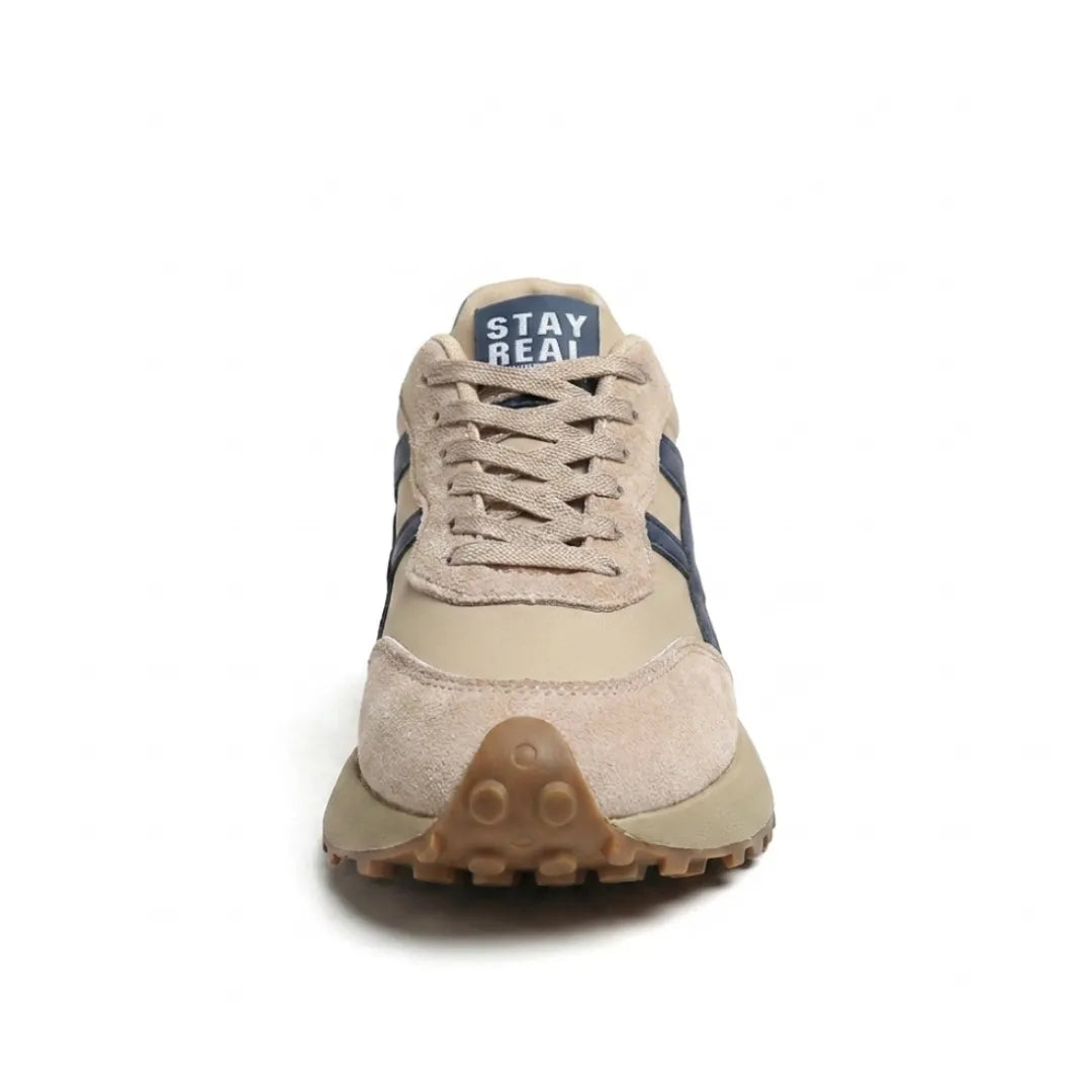 Beiger Sneaker von vorn: Schnürung, Wildleder-Kappe und Gummisohle mit Noppen sichtbar 4