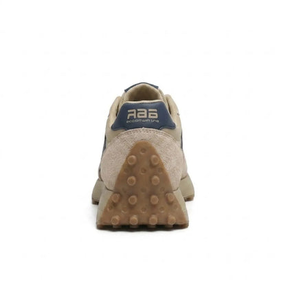 Beiger Sneaker von hinten mit blauer Fersenlasche und dreieckiger Noppensohle 5