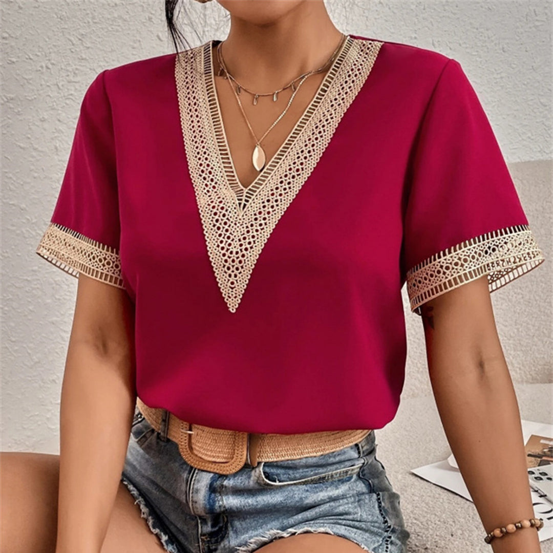 Frau in rotem Spitzenblusen-Top, V-Ausschnitt, kurze Ärmel, lässiger Sommerlook.