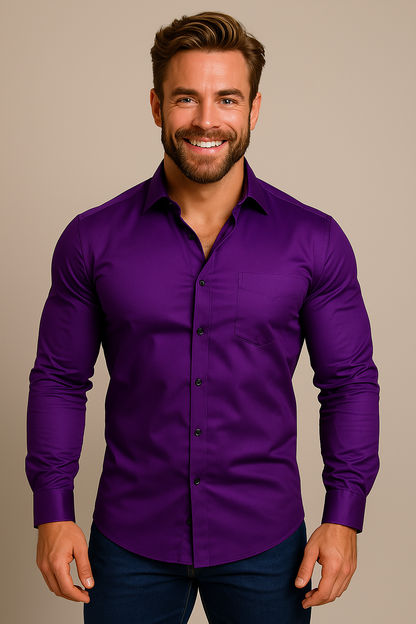 Violettes Hemd mit Brusttasche und schwarzen Knöpfen, getragen zu dunkler Jeans 6