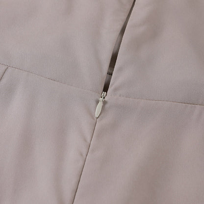 Beiger Reißverschluss auf Stoff, Nahaufnahme, Mode, Textil, Detailansicht, Bekleidungsmaterial.
