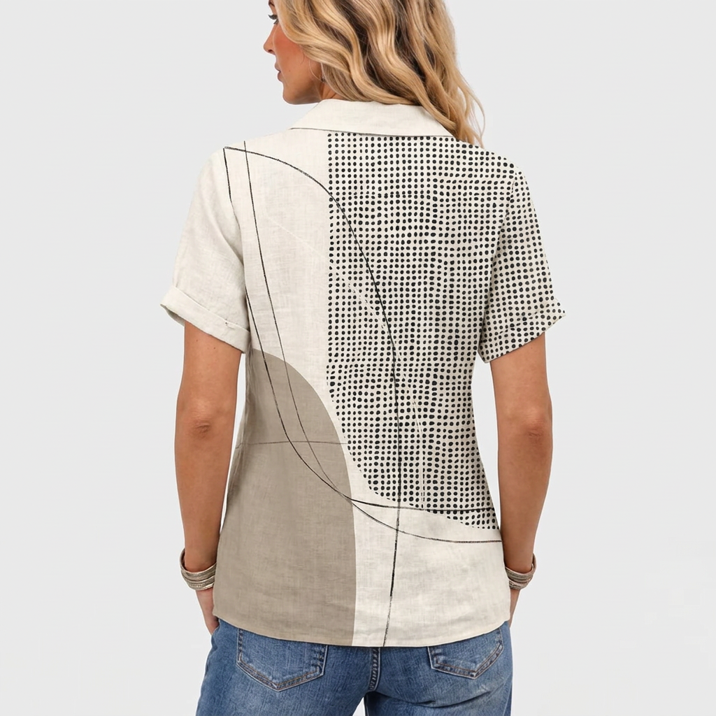 Rückenansicht des kurzärmeligen Hemds mit Kragen, abstrakten Linien, Punktefeld und beigen Flächen, getragen zur Jeans 5