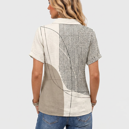 Rückenansicht des kurzärmeligen Hemds mit Kragen, abstrakten Linien, Punktefeld und beigen Flächen, getragen zur Jeans 5
