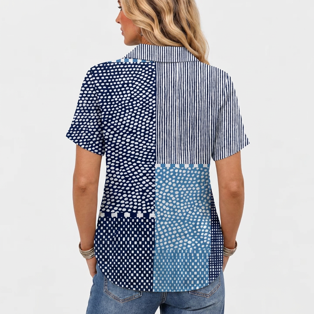 Rückansicht: Das Model trägt das Hemd mit Kragen, die Patchwork-Muster aus Streifen und Punkten sind sichtbar 4