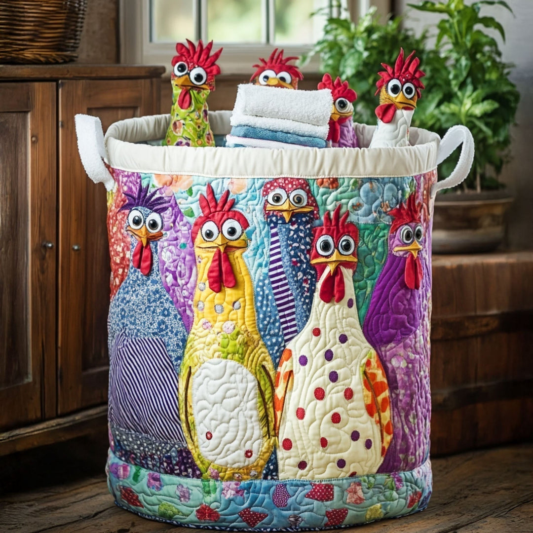 Runder gesteppter Korb mit bunten Hühnern in Patchwork-Optik, gefüllt mit Handtüchern und Stoffhühnern, steht in einer Holzstube neben einer Pflanze. 1