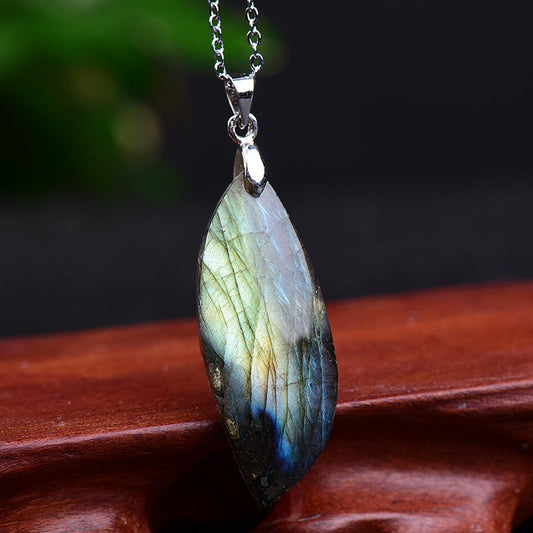 Labradorit-Anhänger in Blattform, natürlicher Edelstein, energetischer Schmuck, Silberkette.