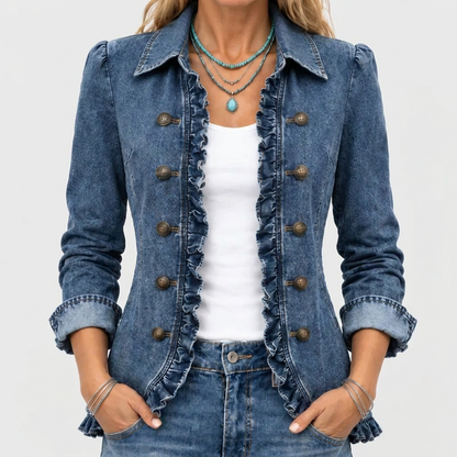 Nahaufnahme des Oberkörpers: blaue Jeansjacke mit Rüschenkante, Messingknöpfen, weißem Top und Türkis-Halskette 1