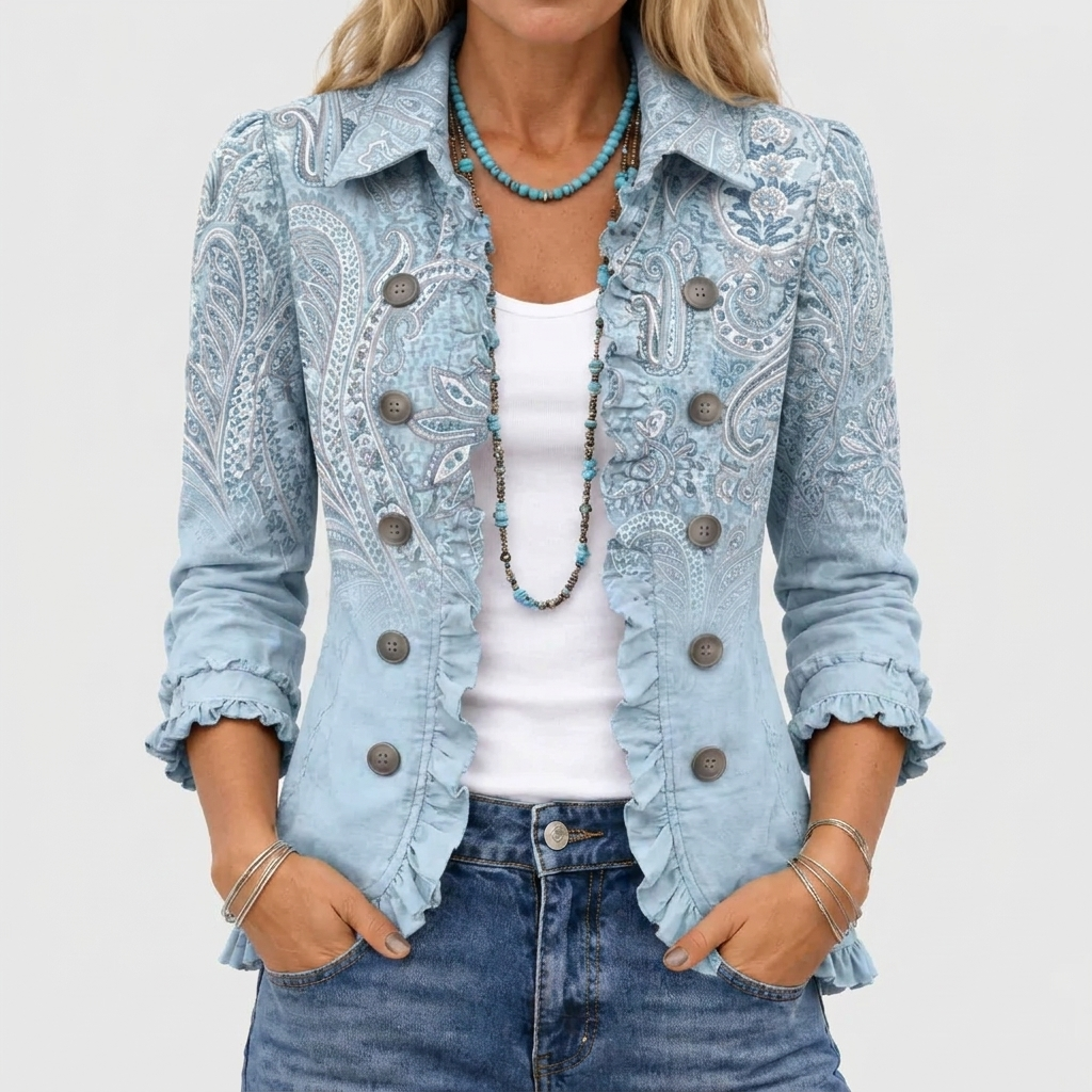 Nahaufnahme der hellblauen Paisley-Jacke mit Rüschenkanten und grauen Knöpfen, getragen über weißem Top und Jeans 1