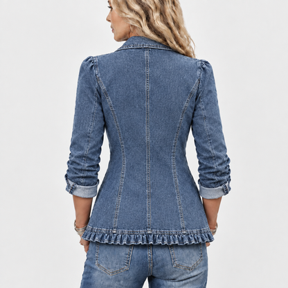 Rückansicht der taillierten Jeansjacke mit Teilungsnähten, Puffärmeln und umlaufender Rüsche am unteren Saum 5