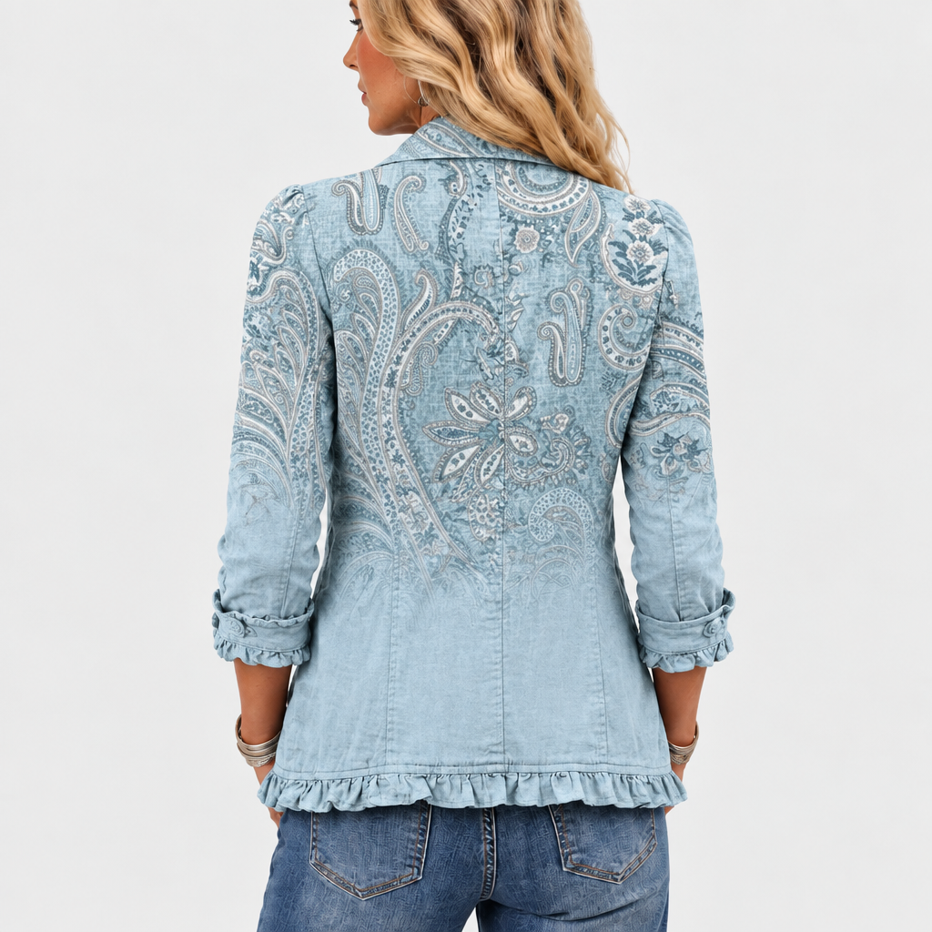 Rückansicht der hellblauen Jacke mit großflächigem Paisley-Muster, Rüschensaum und aufgekrempelten Ärmeln mit Rüschen 5