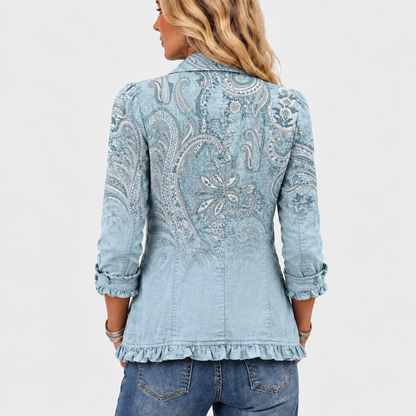 Rückansicht der hellblauen Jacke mit großflächigem Paisley-Muster, Rüschensaum und aufgekrempelten Ärmeln mit Rüschen 5
