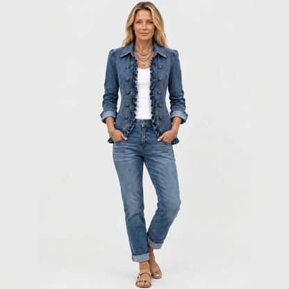 Ganzkörperansicht: Jeansjacke mit weißem Top, Jeans mit umgeschlagenem Saum und beigen Sandalen kombiniert 3