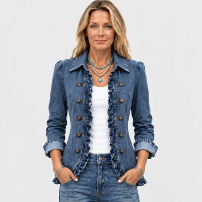 Frontansicht an einem Model: offene Jeansjacke mit Rüschen, Knopfleisten, hochgekrempelten Ärmeln und Händen in den 2