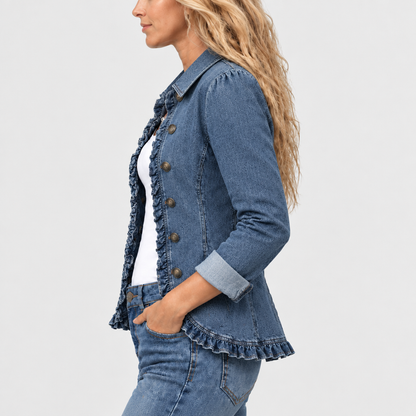 Seitenansicht der Jacke am Model mit Rüschen am Saum, Puffärmeln und Messingknöpfen 4