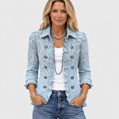 Frontansicht der offen getragenen Jacke mit Paisley-Muster und Rüschen an Vorderteil und Ärmeln, Model mit Türkiskette 2