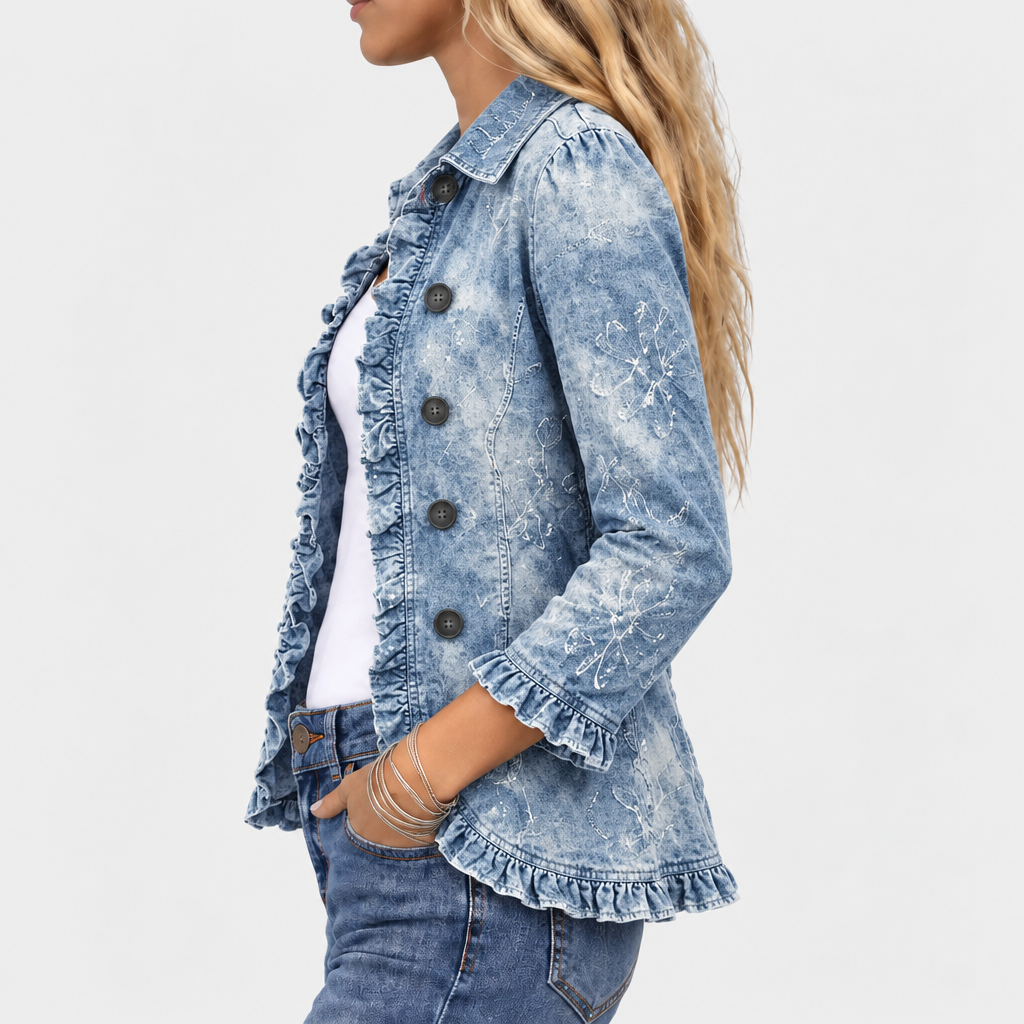Seitenansicht der getragenen Jacke mit Rüschen an Ärmelsaum und Kante sowie weißem Blütenmuster auf dem Ärmel 3