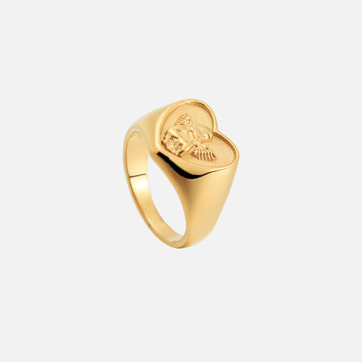 Dasselbe goldfarbene Herzring-Modell von oben schräg fotografiert, mit Blick auf die Ringschiene und das Engelrelief. 2