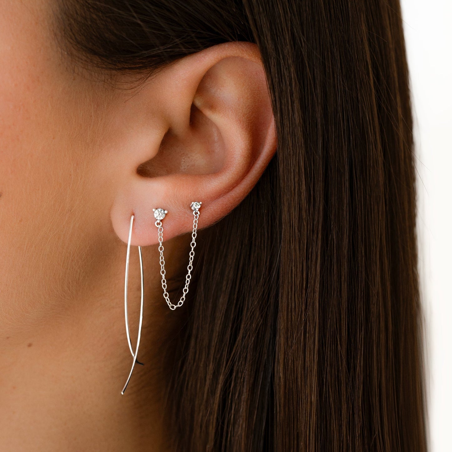 Silberne Ohrringe mit Ketten, minimalistisch, elegant, Schmuck für Frauen, modisch, modern.