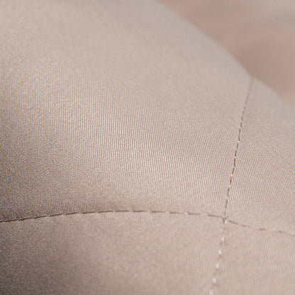 Beigefarbener, gesteppten Stoff, Nahaufnahme, Textur, Polstermaterial, hochwertig, Detailansicht.