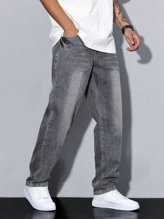 Dieselbe graue Jeans in leichter Seitenansicht, Hand in der Tasche, weißes T-Shirt und weiße Sneaker, Blick auf den lockeren geraden Beinverlauf. 2