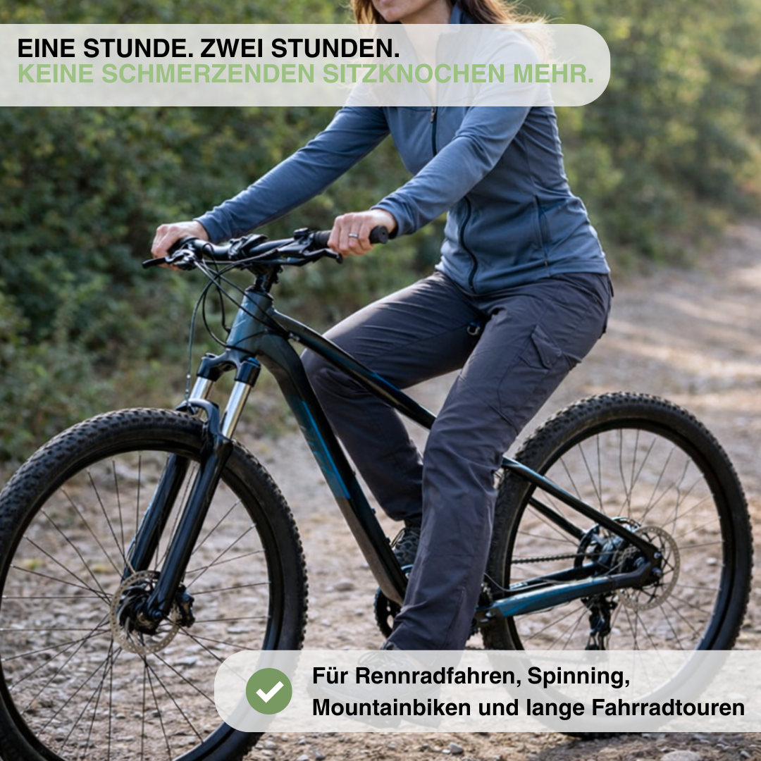 Frau in blauer Jacke und grauer Hose fährt Mountainbike auf Waldweg, mit Vorteilstext 4